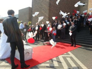 Hochzeitstauben und Ballons in Meschede Abtei Königsmünster-4 | © IhreHochzeitstauben