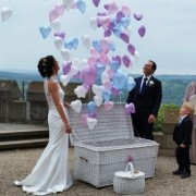Ballons statt Tauben zur Hochzeit aus dem Korb fliegen