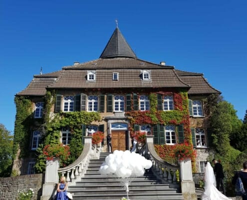 Hochzeitstauben und Ballons zur Hochzeit auf Schloss Linnep Ratingen Breitscheid Bsp3