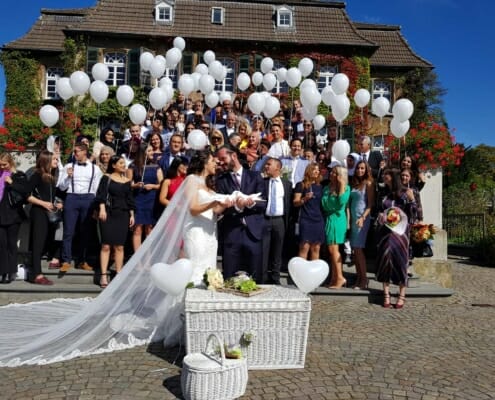 Hochzeitstauben und Ballons zur Hochzeit auf Schloss Linnep Ratingen Breitscheid Bsp2